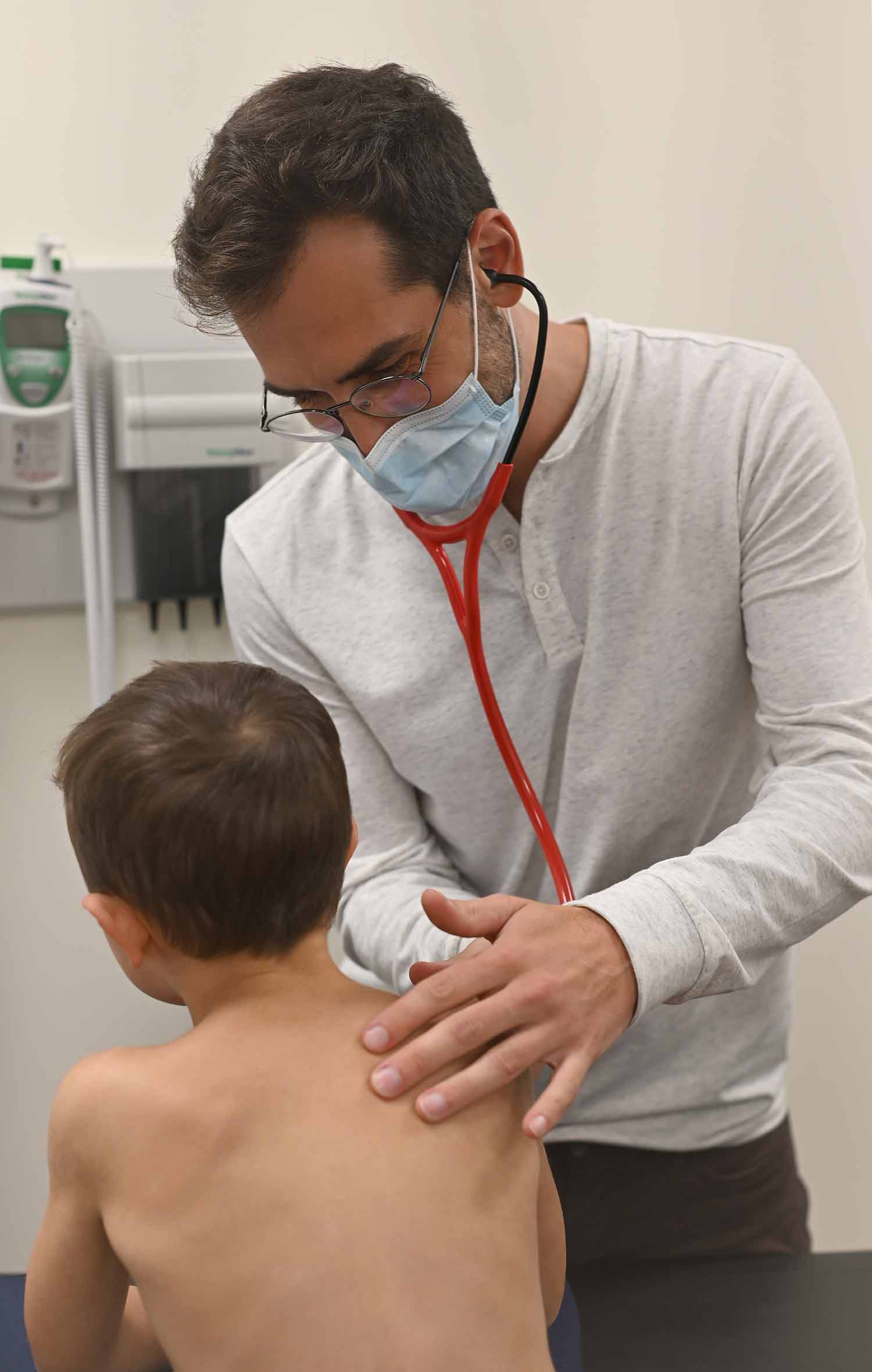 Une infirmière qui prend la pression à une dame