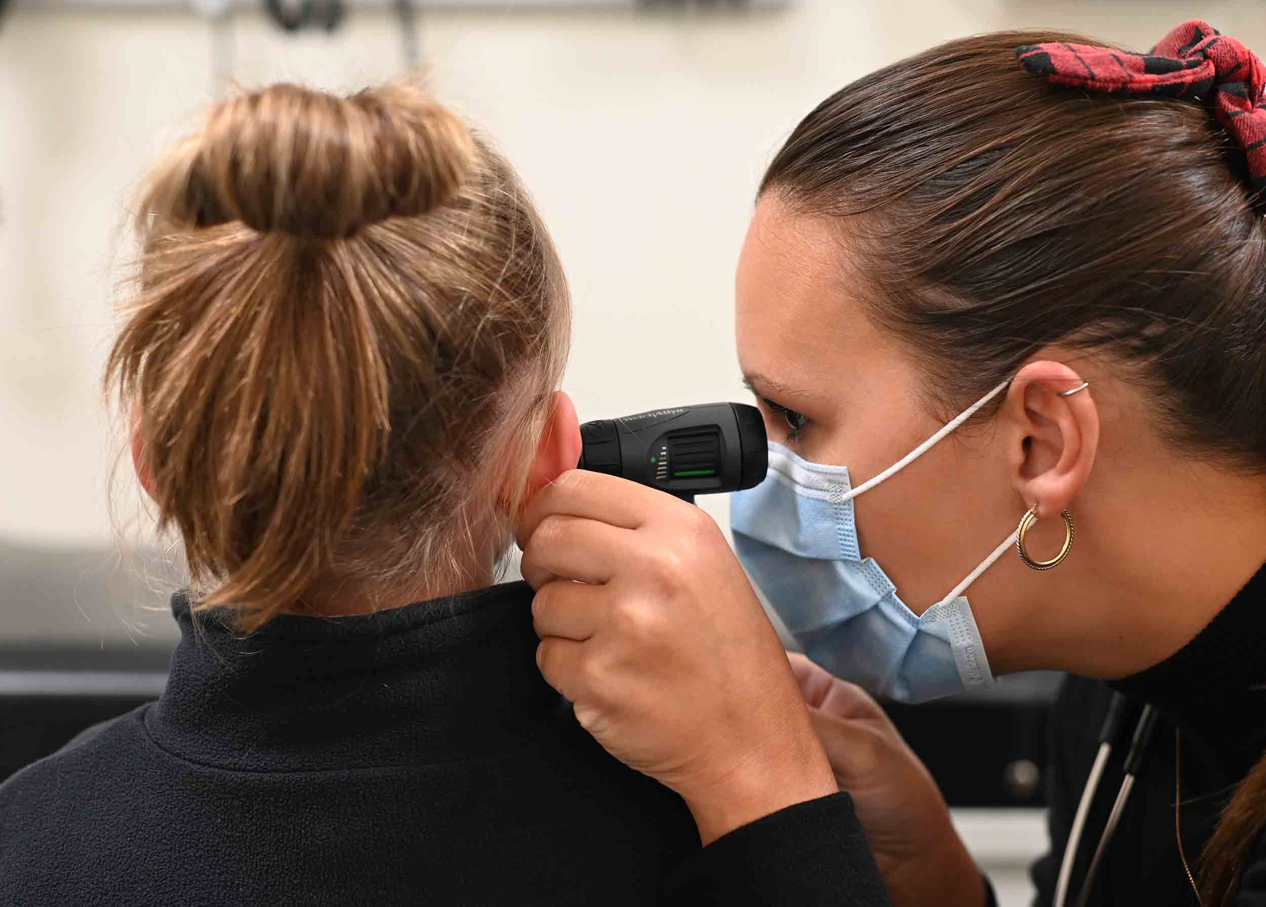 Un couple qui discute avec un docteur